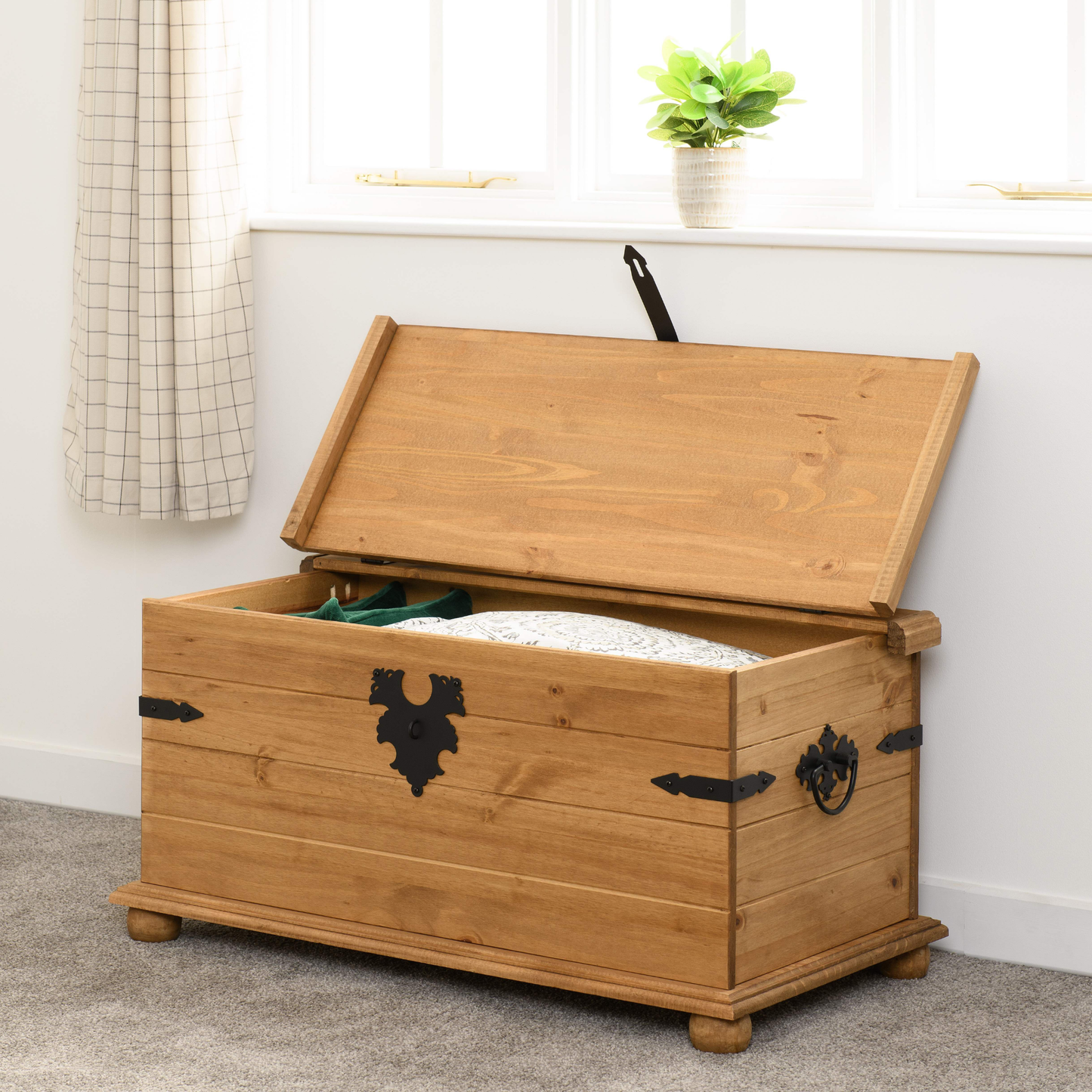 Corona Single Storage Chest – Distressed Waxed Pine, Versatile Storage