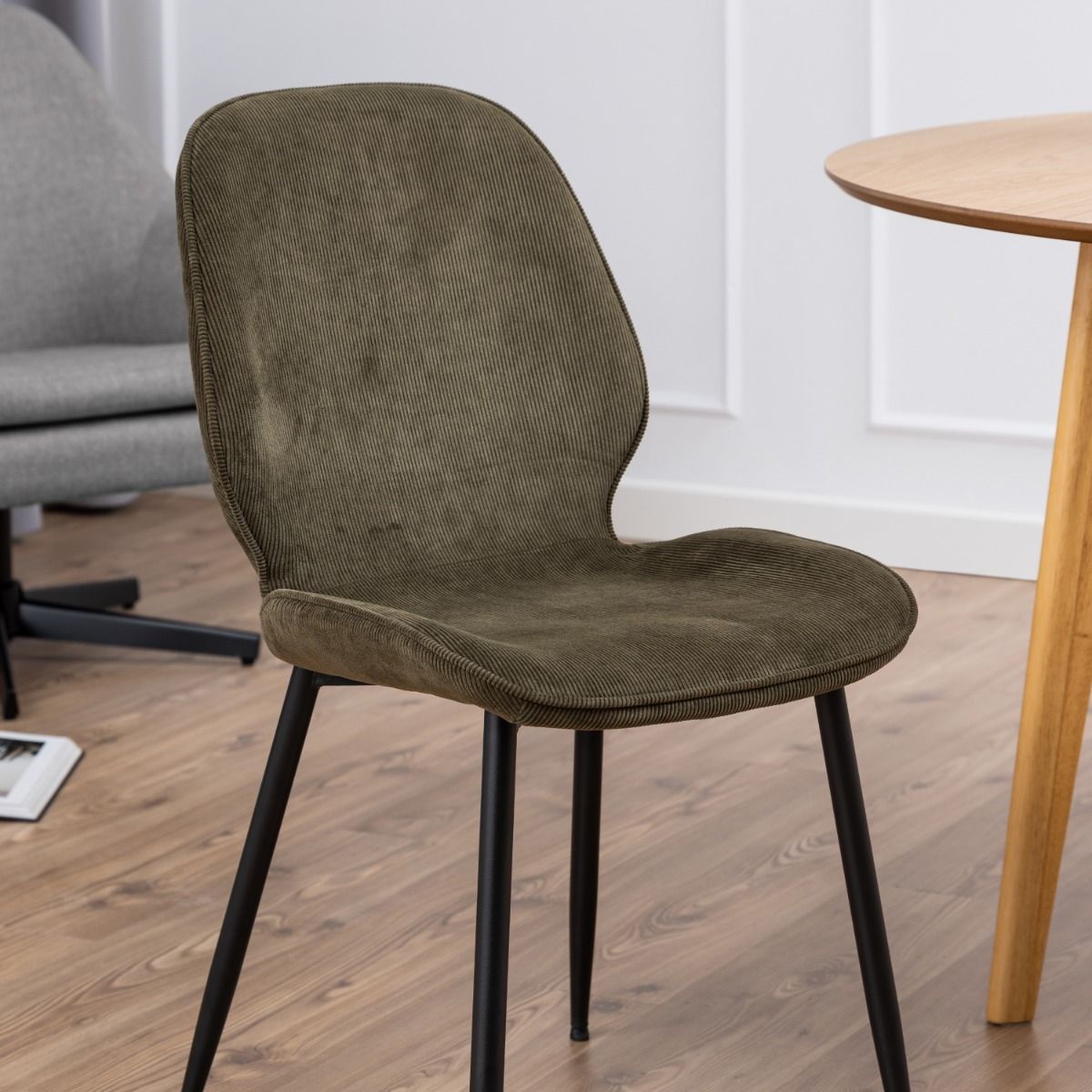 Nagano Round Dining Table in Oak 120x120cm includes 4 Femke Dining Chairs in Olive Green