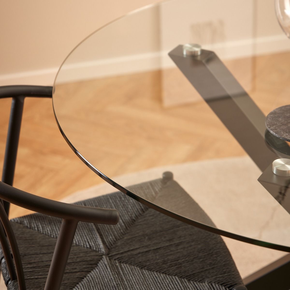 Heaven Round Dining Table with Clear Glass Top and Black Legs 119x75.5cm