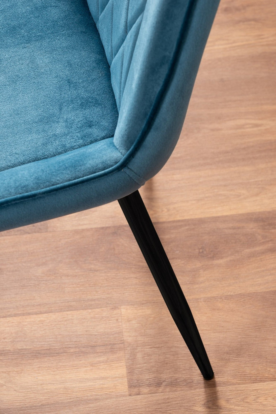 Novara Grey Concrete Effect Black Leg Round Dining Table & 4 Pesaro Black Leg Chairs