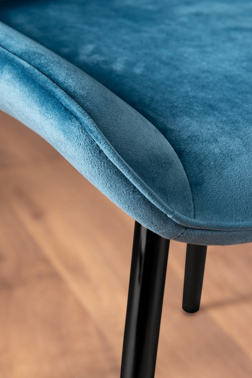 Santorini Brown Round Dining Table And 4 Pesaro Black Leg Chairs