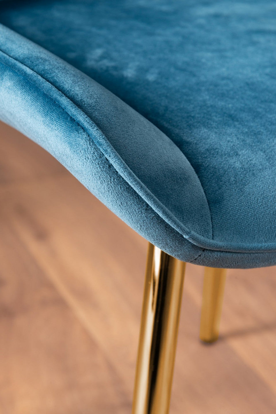 Leonardo 4 Gold Dining Table and 4 Pesaro Gold Leg Chairs